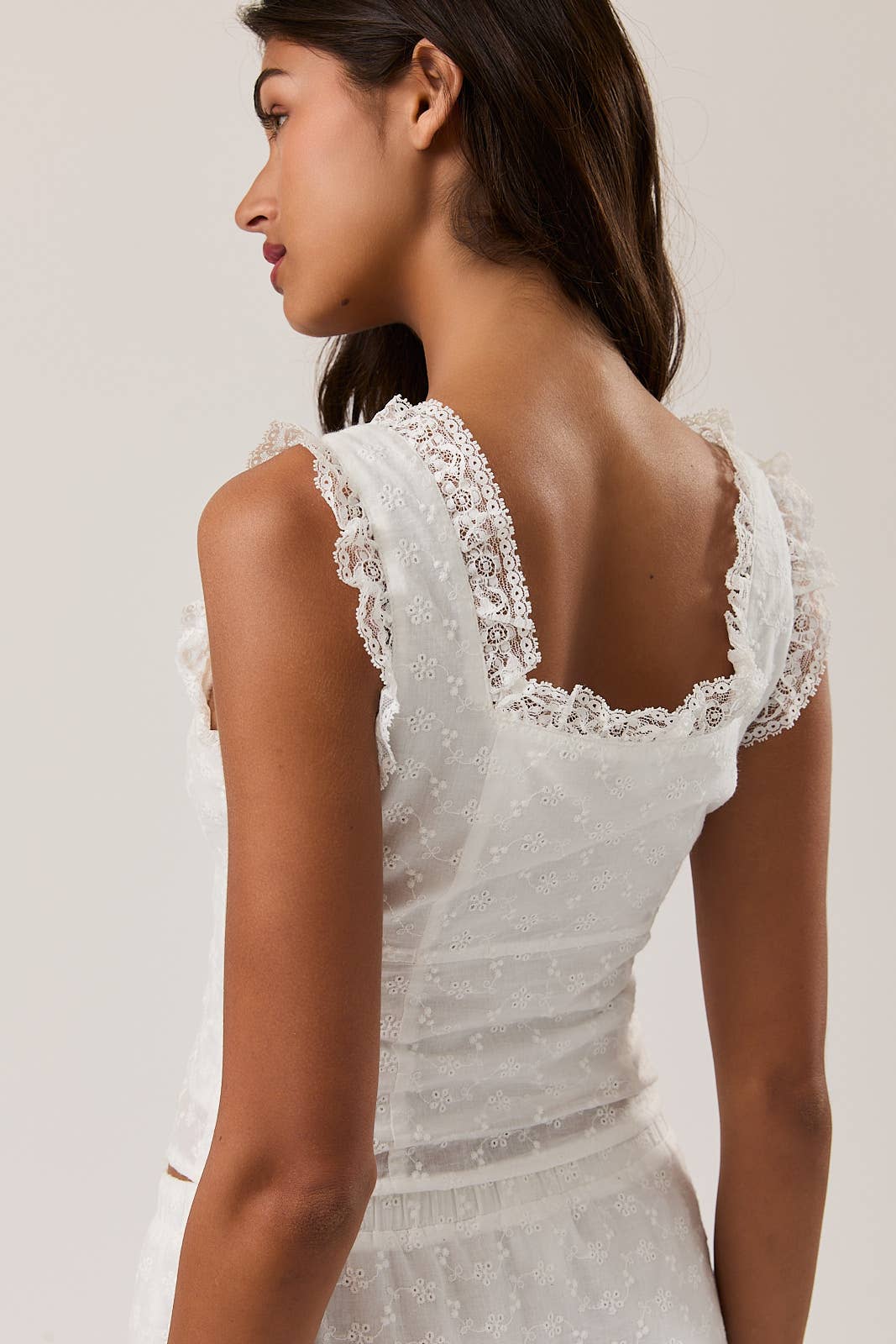SLEEVELESS SQUARE NECK RUFFLE TOP: White / S