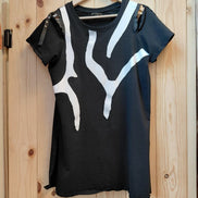 Alberto Makali Black and White Graphic Tee